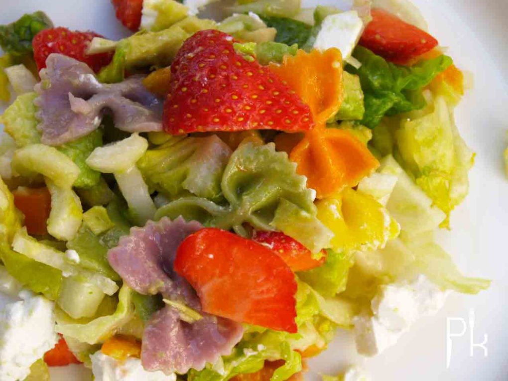 zomerse salade met pasta en fruit